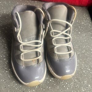 I’m selling use kids shoes